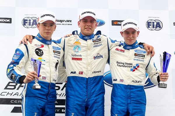 Nicolaj Kjærgaard i midten, tog tre gange Scholarship Class sejre på Snetterton
(Foto: BritishF4.com)